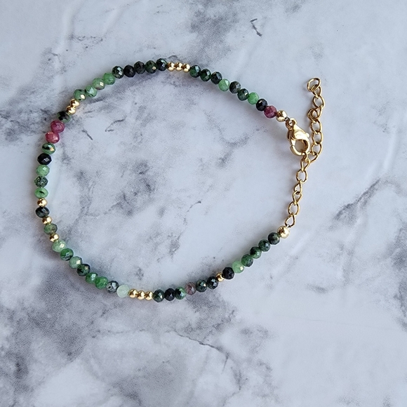 Elegant Green Epidote and Gold Beaded Bracelet - Picture 2 of 3